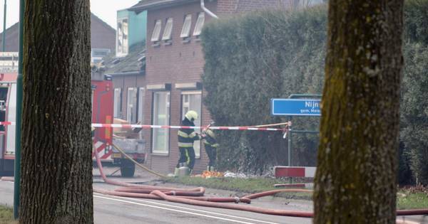 Mogelijk asbest vrijgekomen bij schuurbrand in Nijnsel | Boxtel - Eindhovens Dagblad