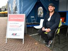 Eerst écht geen coronaprik, nu tóch maar wel: ‘Ik wil graag naar dat hotelletje met mijn gezin’