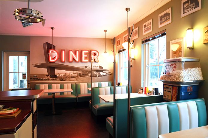 De keuken is ingericht als een American diner uit de jaren vijftig.
