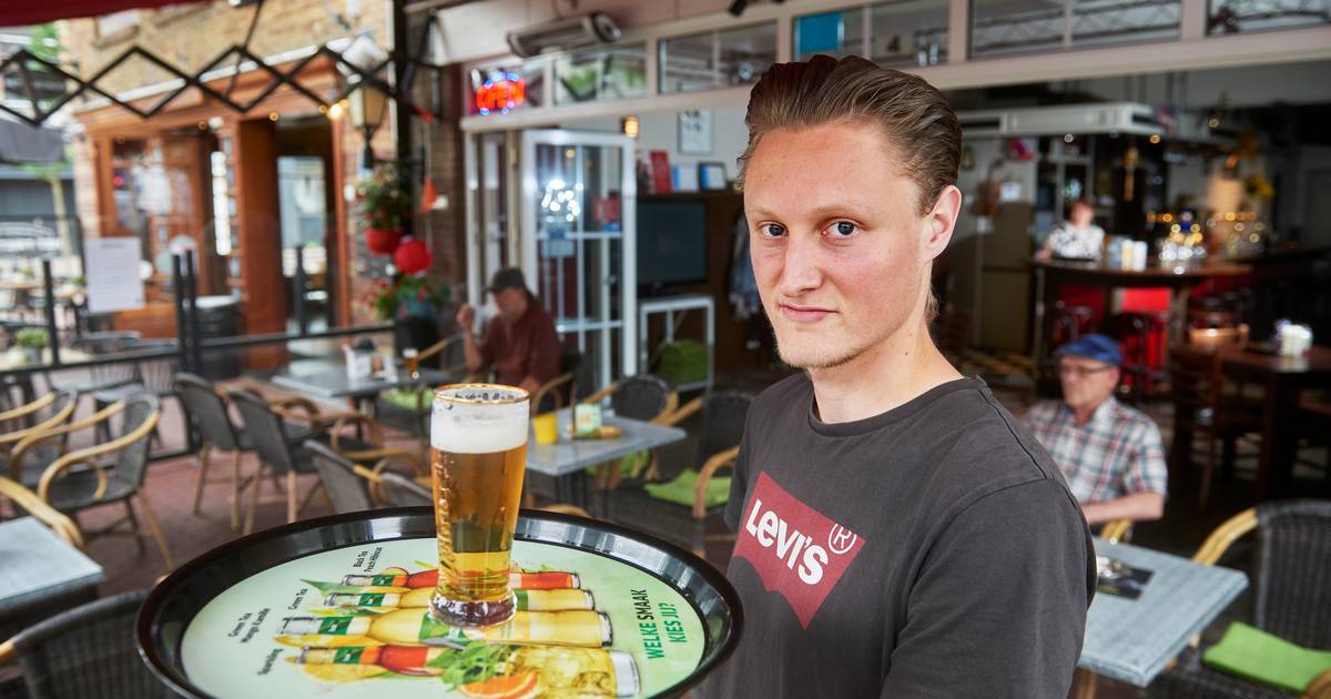 Tomi is na het overlijden van zijn pa ineens kroegbaas: ‘Ik zou mama nooit in de steek laten’