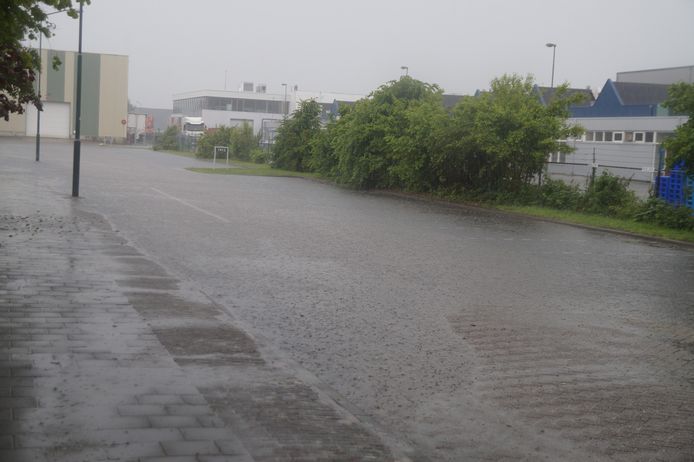 Op de Middenweg in Nieuwkuijk staat het water zo hoog dat het bijna bij de bedrijven naar binnen komt