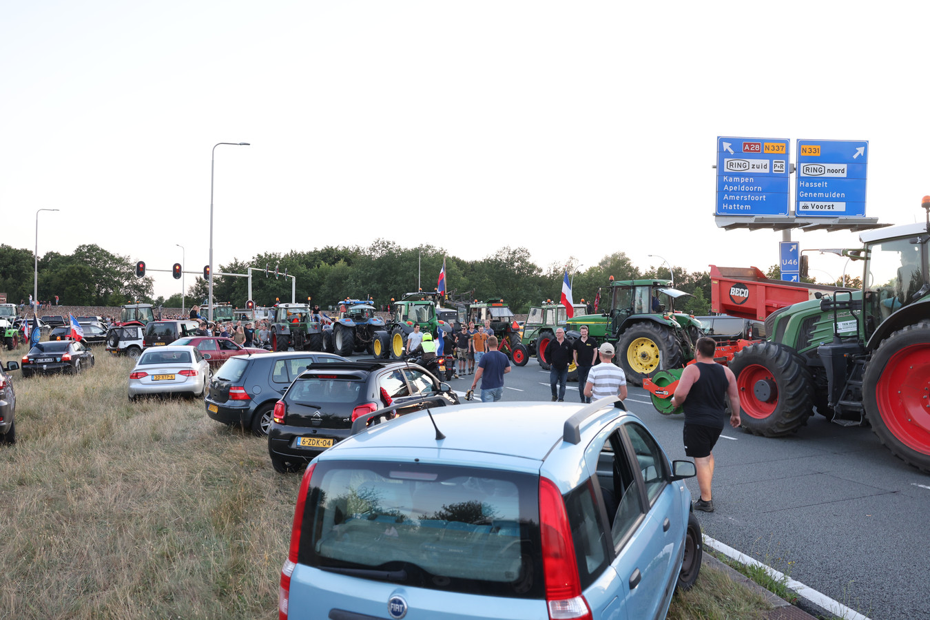 Het verkeersplein bij Zwolle-Zuid is volledig afgezet. De oprit van de A28 is niet bereikbaar.