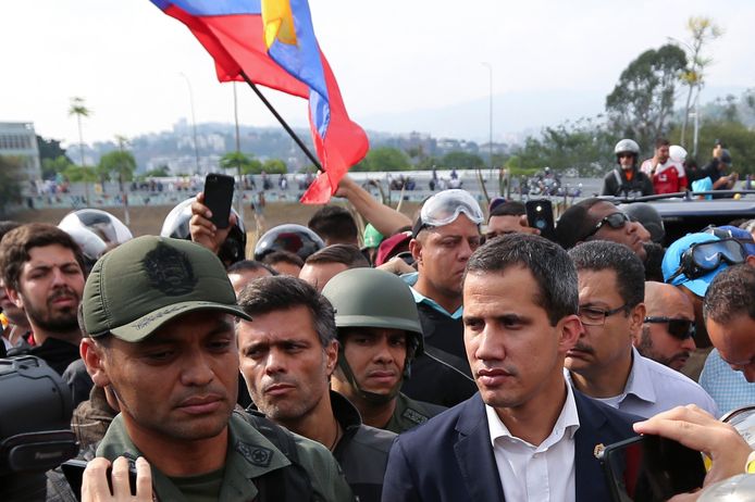 Juan Guaido riep de Venezolanen vandaag geflankeerd door militairen op de ‘eindstrijd’ tegen Maduro in te zetten.