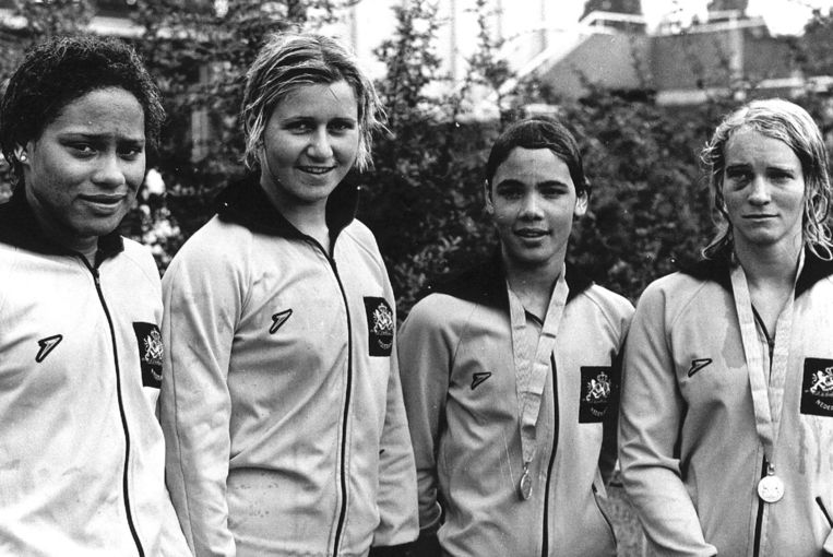 Enith Brigitha (links), Veronica Stel, Linda Faber en Anet Segaar, de Nederlandse estaffeteploeg die Europees goud won in 1973 op de 4x100 meter vrije slag na diskwalificatie van de Duitse ploeg. Beeld anp