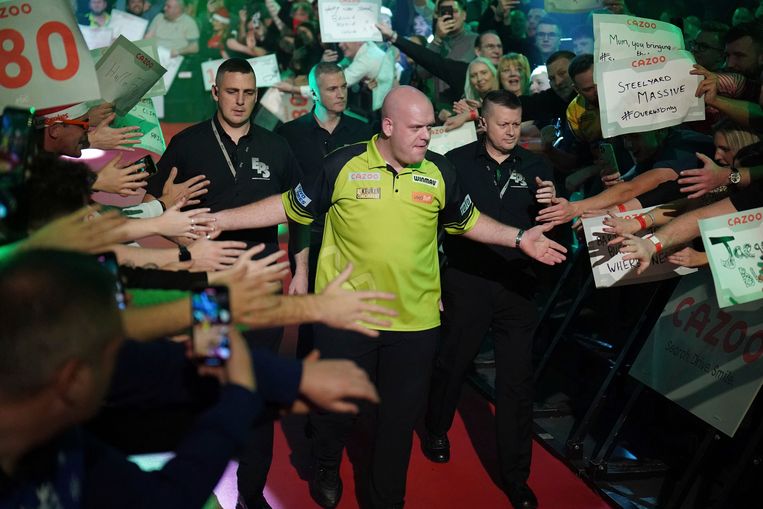 Michael van Gerwen bij zijn opkomst in het Alexandra Palace in London. Beeld AP