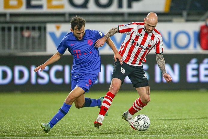 Bryan Smeets (rechts)  schudt Hidde ter Avest van zich af tijdens Sparta-FC Utrecht.