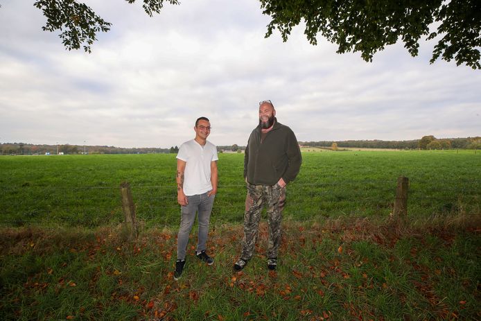 Buurtbewoners Tom Orsos en Jaap van de Kuil bij het weiland langs de Beukenlaan in Arnhem waar woningen zouden komen.