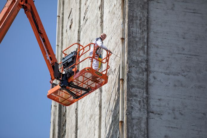 Fred Duffener van Schultz Schilders uit Zierikzee, is begonnen met het beschilderen van de CZAV-silo in Zierikzee.