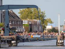 Alphensebrug ‘s nachts dicht om gedicht op onderkant te schilderen 