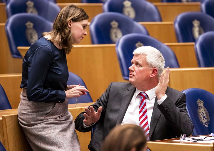 Chris van Dam (CDA, rechts) wil dat jagers en sportschutters die hun wapens en akte kwijt raakten als gevolg van de e-screener deze zo snel mogelijk terugkrijgen.