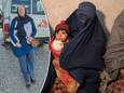 Geke Huisman is voor Artsen zonder Grenzen in Afghanistan. Rechts de 23-jarige Salma met de 6 maanden oude Samina in haar armen.