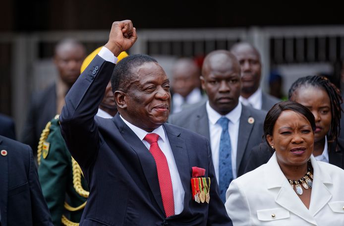 Kersvers Zimbabwaans president Emmerson Mnangagwa en zijn echtgenote Auxillia in het nationaal sportstadion in hoofdstad Harare.