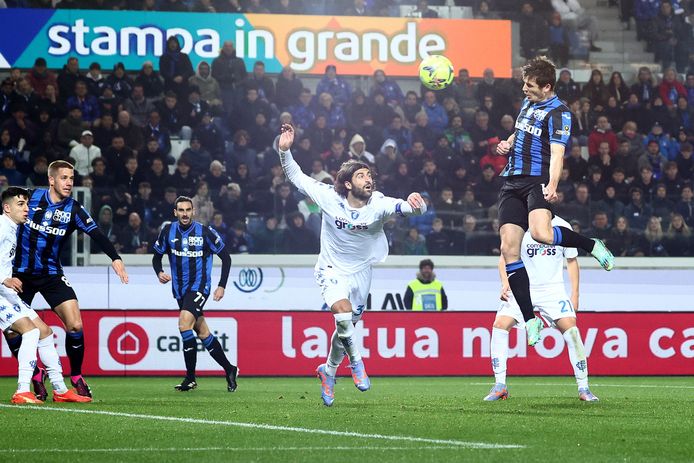 Marten de Roon kopt de 1-1 binnen voor Atalanta tegen Empoli.