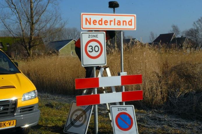 Gisteren schroefde de gemeente het nieuwe bord, ter voorbereiding aan de onthulling, alvast stevig aan de paal. Het is een collector's item, dat besef heeft Steenwijkerland ook wel. foto Sieb van der Laan