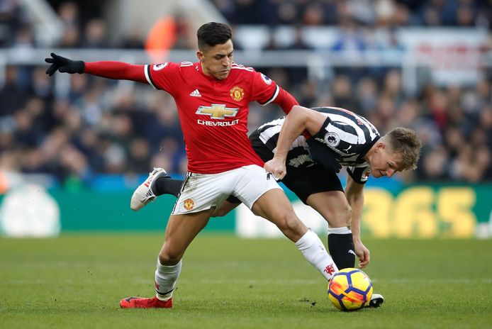 Soccer Football - Premier League - Newcastle United vs Manchester United - St James' Park, Newcastle, Britain - February 11, 2018   Manchester UnitedâÄs Alexis Sanchez in action with Newcastle United's Matt Ritchie    Action Images via Reuters/Carl Recine    EDITORIAL USE ONLY. No use with unauthorized audio, video, data, fixture lists, club/league logos or "live" services. Online in-match use limited to 75 images, no video emulation. No use in betting, games or single club/league/player publications.  Please contact your account representative for further details. © PHOTO NEWS / PICTURE NOT INCLUDED IN THE CONTRACTS  ! only BELGIUM !