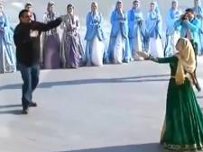 Seagal zet zichzelf voor schut op Tsjetsjeense dansvloer