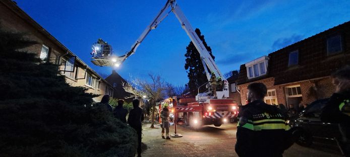 De brandweer controleert op het dak of het vuur volledig gedoofd is.