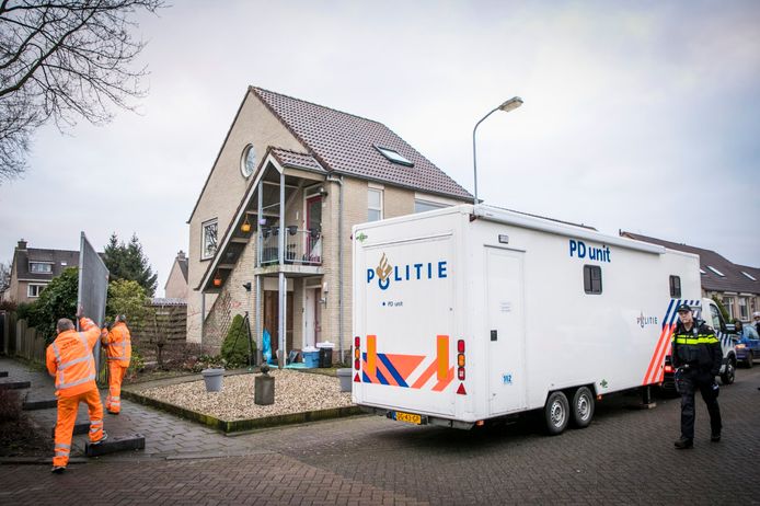 De politie doet onderzoek bij een huis in aan de Bijenkorf in Eerbeek.