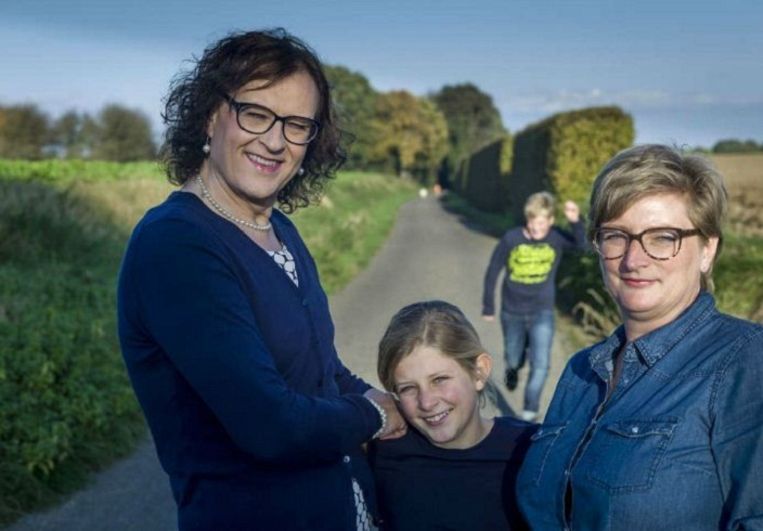Moeder Susanne (voorheen Rob), moeder Linda (r), Frederique en Nils. Beeld Chris Keulen