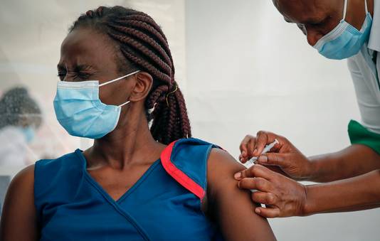 Een vrouw krijgt het Astrazeneca-vaccin in Kenia.