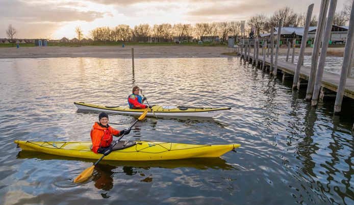 Therese Akerboom en Wout de Vries in hun kano op het Wolderwijd. Aanlegsteigers zijn vaak te hoog om uit te stappen. De gemeente Zeewolde wil daar wat aan gaan doen