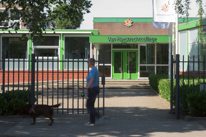 Het pand van het Van Haestrechtcollege aan de Vossenbergselaan in Kaatsheuvel is gedateerd.