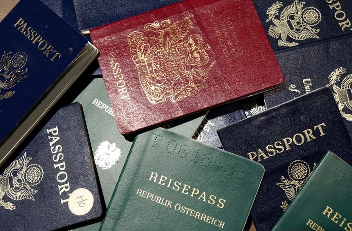 Archiefbeeld ter illustratie. Bij het drietal werden verschillende paspoorten, identiteitskaarten en andere documenten gevonden voor zeker neger verschillende landen.
