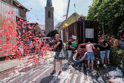 Vragender bedolven onder badschuim