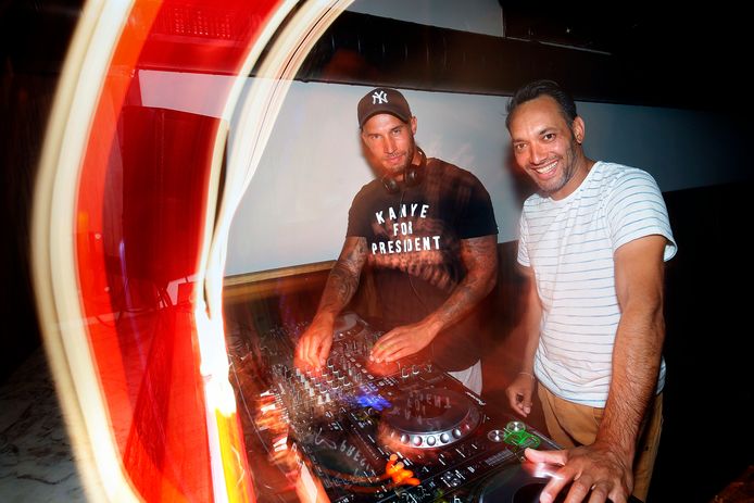 Mitch Alberg en Kamal Basu achter de draaitafel. ,,Het moet vooral 100 procent dansbaar zijn. De tent moet worden afgebroken.''