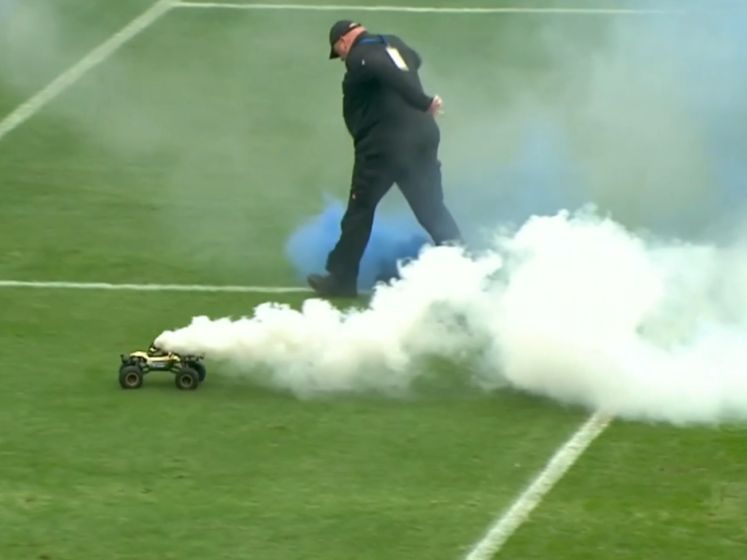 Autootjes met rookbommen verstoren duel in tweede Bundesliga