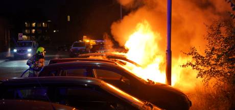 Auto’s branden uit in Nijmeegse straat waar eerder deze week steekpartij was