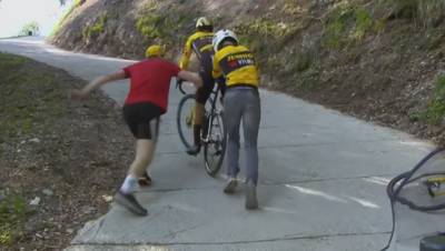 Wat een verhaal: man met rode T-shirt die Roglic na pech weer op pad hielp, blijkt een oude bekende te zijn