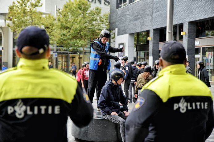 Politie en ‘supporters’ op het Pieter Vreedeplein voor de ME-oefening.