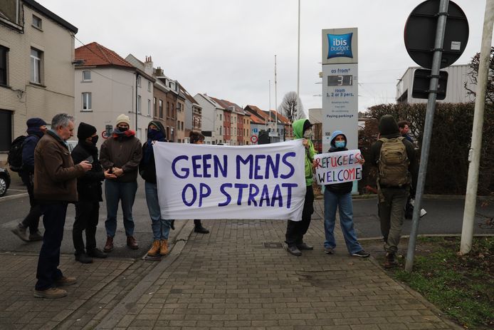 Ook tegenstanders van Vlaams-Belang kwamen op straat en werden tegengehouden door de politie.