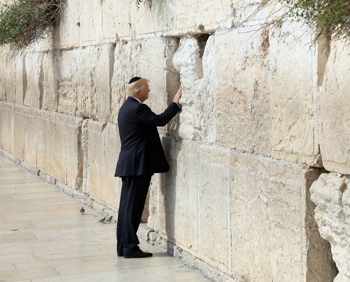 Amerikaans president Donald Trump vorig jaar aan de Klaagmuur in Jeruzalem.