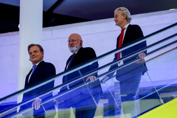 Peter Omtzgut (Consiglio di Sicurezza Nazionale), Frans Timmermans (GroenLinks/PvdA) e Geert Wilders (PVV) durante il dibattito finale del NOS, un giorno prima delle elezioni della Camera dei Rappresentanti.