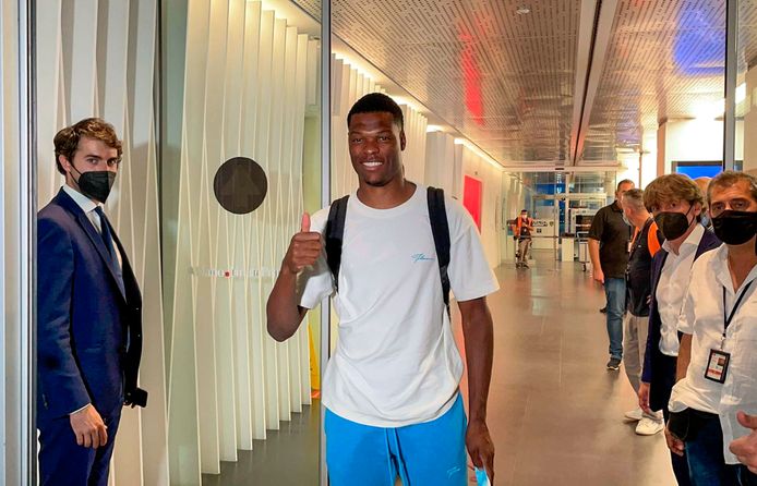 Denzel Dumfries meldt zich op vliegveld Milaan Linate.