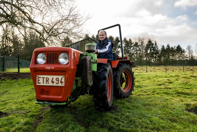 Etienne Dierick met de tuintractor waarmee hij volgens de boetebrief tegen 77 kilometer per uur zou geflitst zijn in het Limburgse Bree.