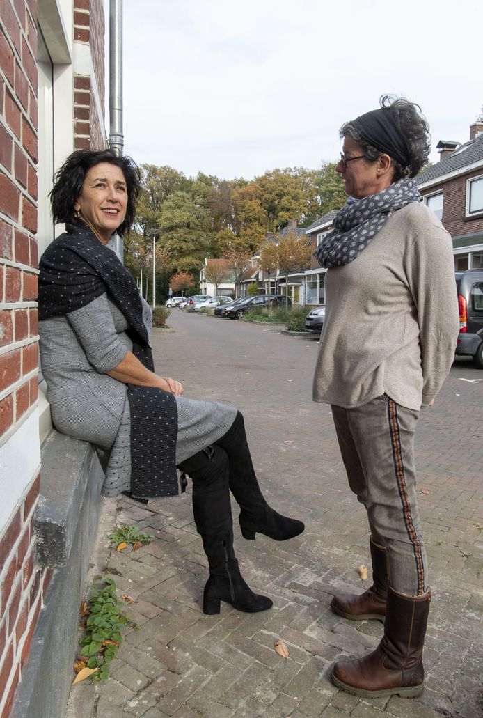 Dichter Regine Hilhorst (rechts) en uitvaartbegeleider Wies Sanders maakten samen een bundel ‘verlies’ voor de achterblijvers.