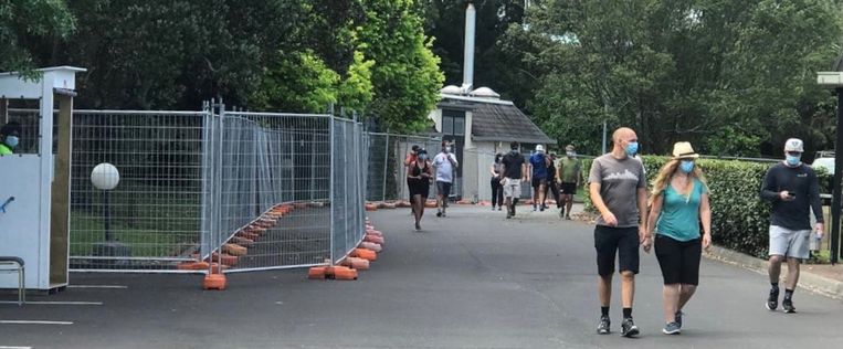 Wie wil, kan zich inschrijven voor een wandeling van 45 minuten op een straat rond het hotel, onder begeleiding natuurlijk. Beeld Sabine De Vos