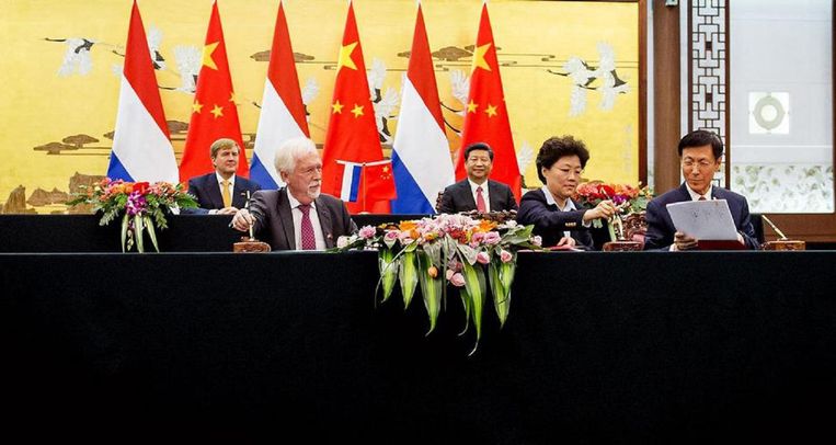 Onder toeziend oog van koning Willem-Alexander en president Xi Jinping tekende Siebrand Poppema in 2015 in Peking de financiële overeenkomst Beeld anp