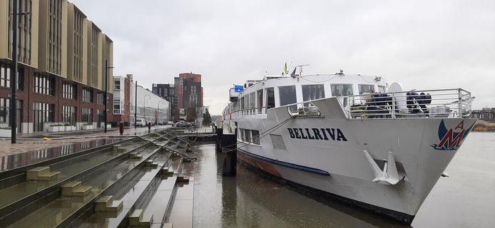 Hotelboot Bellriva ligt sinds april aangemeerd langs de Wantijkade, naast het nieuwe appartementencomplex, en biedt opvang aan 200 Oekraïense vluchtelingen.