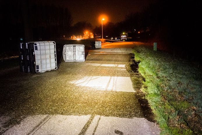 Tussen Eindhoven en Son werden in maart 2019 drie vaten van duizend liter met drugsafval uit een vrachtauto gegooid.