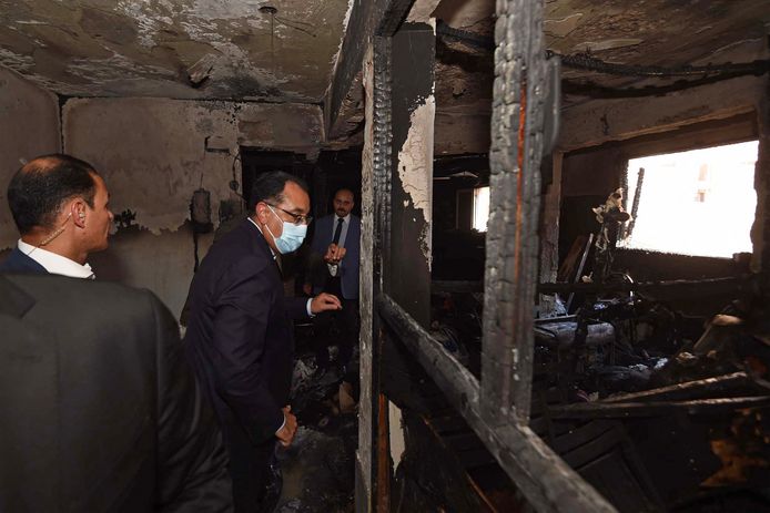 De Egyptische premier Mostafa Madbouli (C) bracht zondag een bezoek aan de uitgebrande Abou Sifine-kerk.