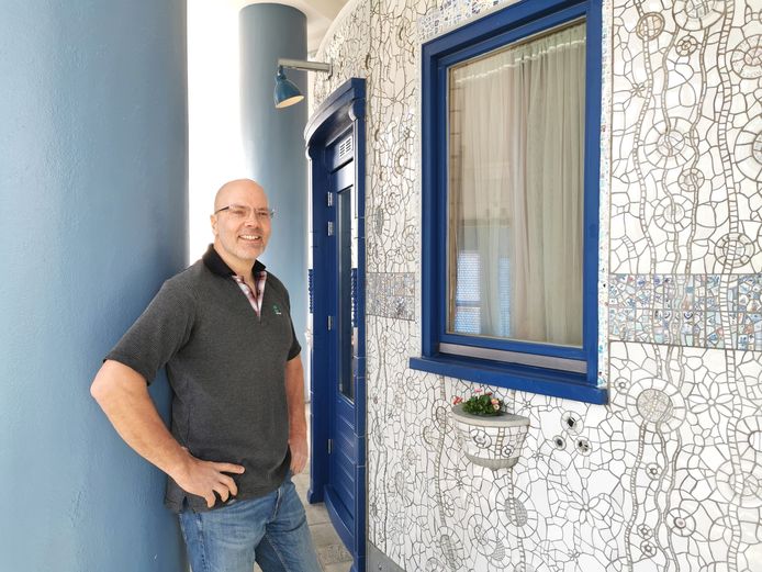 Henk Niggebrugge kwam zeventien jaar geleden in de watertoren van Oostburg wonen en creëert daar een heel eigen mozaïek-wereld.