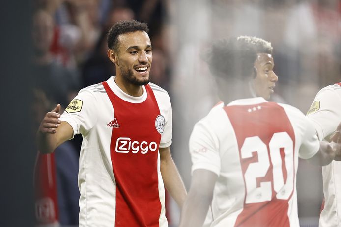 Noussair Mazraoui (l) viert zijn treffer namens Ajax tegen FC Groningen.