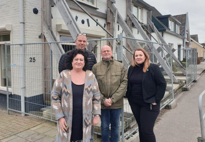 Caroline van der Plas (vooraan) bezocht, direct na de zege van BBB, Kanaal Almelo - De Haandrik. Zo bekeek ze een zwaar beschadigde woning in Daarlerveen.