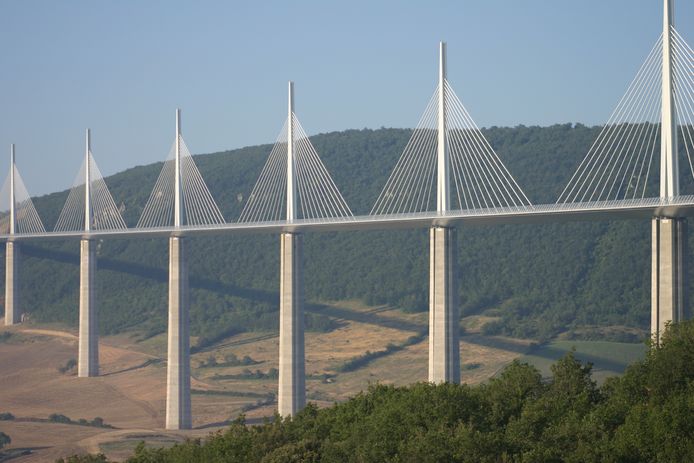De brug van Millau, met een kostenplaatje van 349 miljoen euro, is de hoogste en duurste brug van Europa.