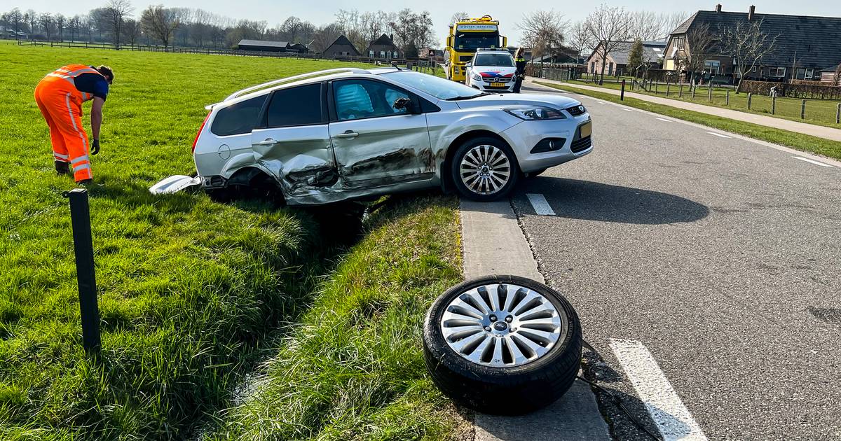 Auto verliest wiel en eindigt met achterkant in weiland na aanrijding bij Vaassen Apeldoorn