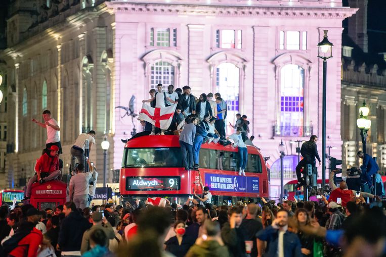 Engelse fans na het winnen van de halve finale in Picadilly, Londen. Beeld SOPA Images/LightRocket via Gett